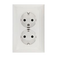 LK60 Розетка 2-ая с/з прямая со шторками белый 863704-1