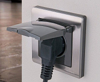 Веркель Розетка 1-ая влаг с/з с защ крышкой и шторками (глянцевый никель) WL02-SKGSC-01-IP44