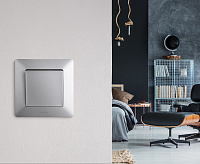 Valena LIFE Выключатель 1-кл с лиц панелью безвинт зажимы алюм 752601